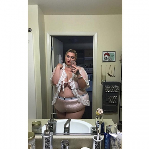 100-килограммовая модель пожаловалась, что Instagram удаляет ее голые фото
