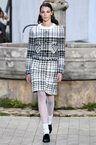 Детская беспечность в черно-белых тонах: как прошло шоу Chanel Couture