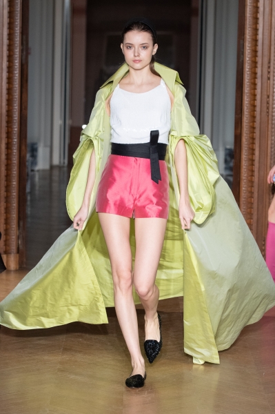 Яркие краски и сложные цветочные вышивки в коллекции Yanina Couture