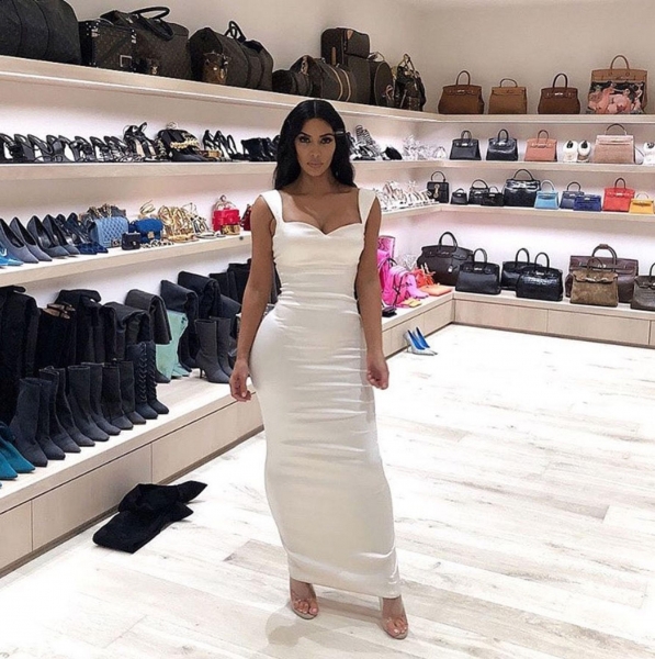 Ким Кардашьян ходит по магазинам в вечернем платье