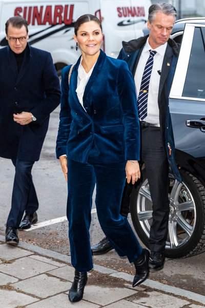 Принцесса Швеции в бархатном костюме, который сильно полнит