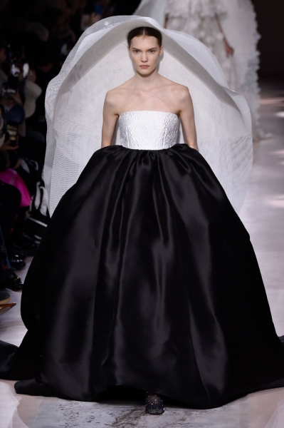Пышные свадебные платья и огромные шляпы в коллекции Givenchy