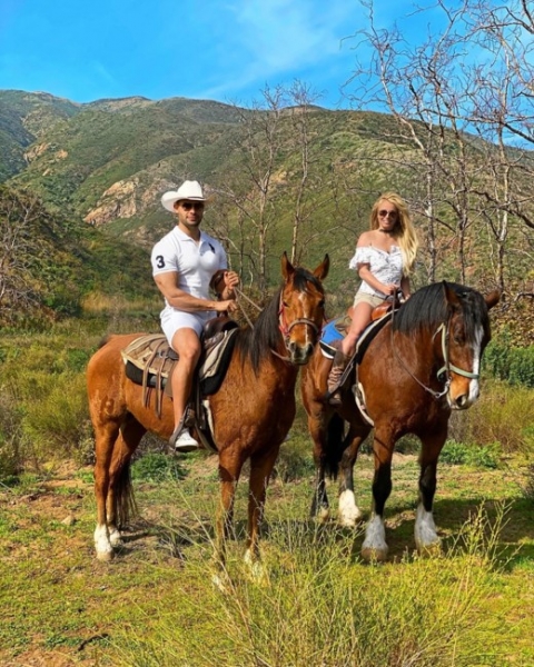 В отличной форме: Бритни Спирс показала, как покаталась на лошадях с возлюбенным