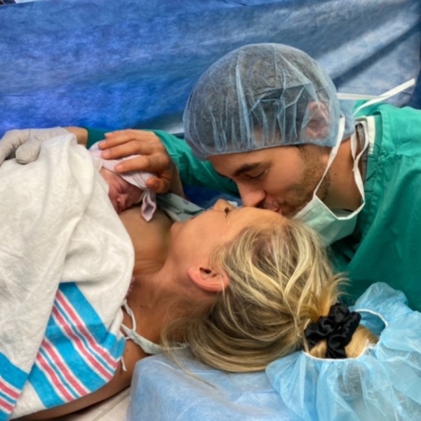 Анна Курникова и Энрике Иглесиас подтвердили рождение третьего ребенка: милейшие фото