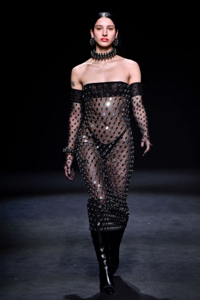 Белла Хадид в полупрозрачном платье стала звездой нового шоу Mugler
