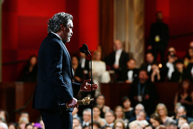 Чем запомнится Оскар-2020: упор лежа от Тома Хэнкса и неожиданные признания со сцены