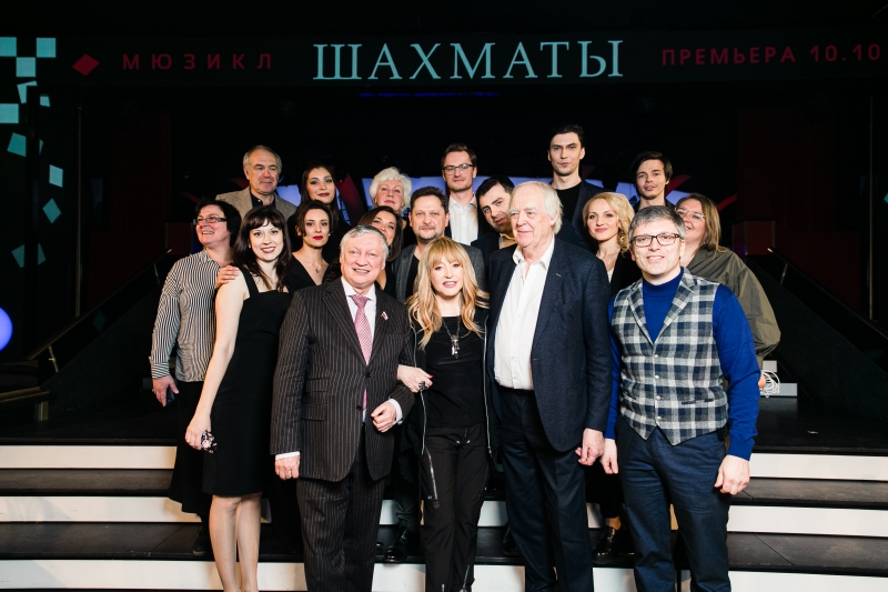Дерзко и стильно: Пугачева вышла в свет в черном total look