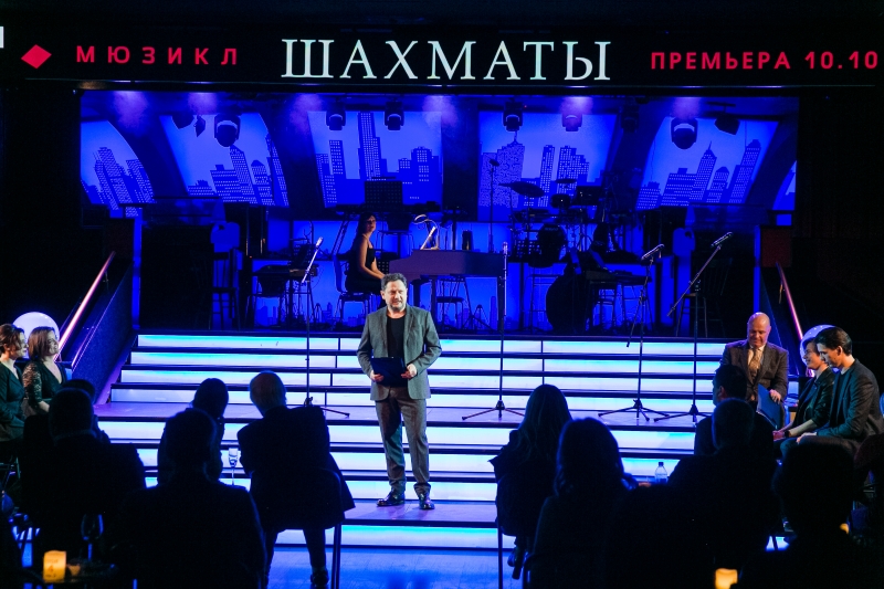Дерзко и стильно: Пугачева вышла в свет в черном total look