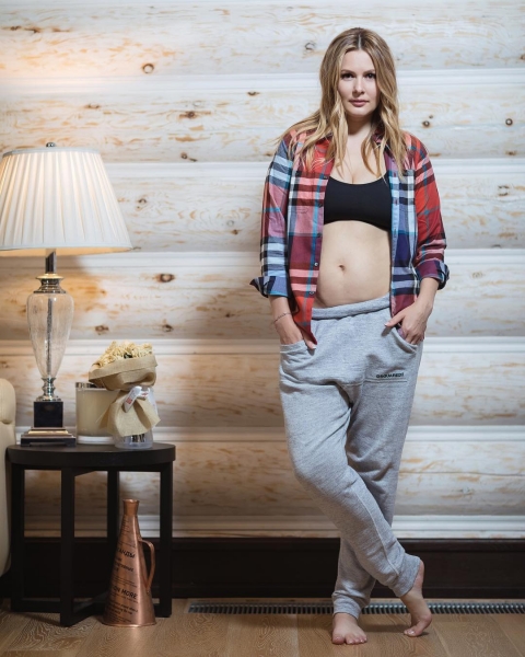 Эшли Грэм выложила честное фото в белье после родов