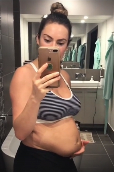 Эшли Грэм выложила честное фото в белье после родов