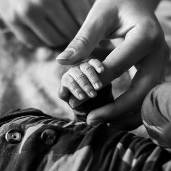Модель plus-size Эшли Грэм впервые показала трогательные кадры новорожденного сына 
