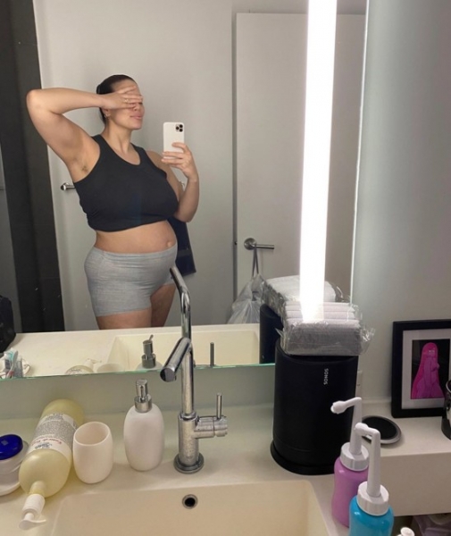 Модель рlus-size Эшли Грэм показала тело спустя три недели после родов: фото 