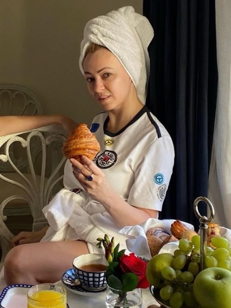 Рудковская показала себя в полотенце и без макияжа