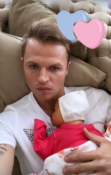 Тарасов забрал Костенко с новорожденной дочкой из роддома