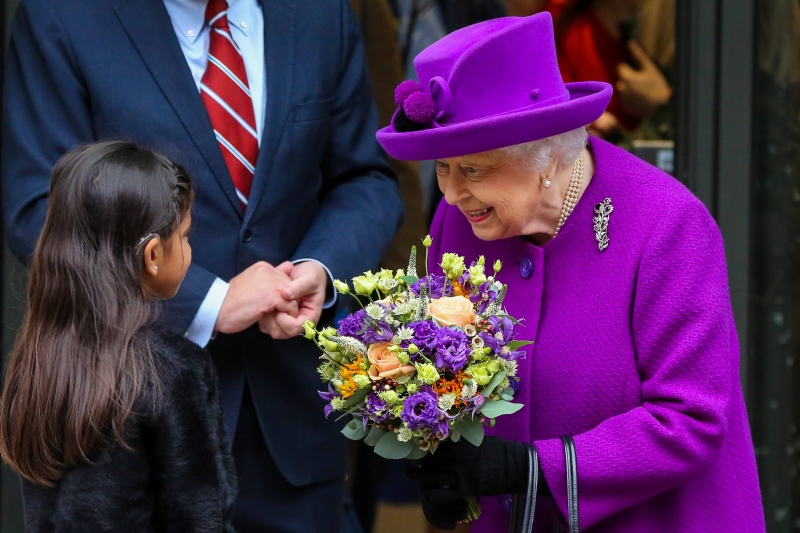 Елизавета Вторая впервые за 60 лет не сняла перчатки, когда раздавала награды