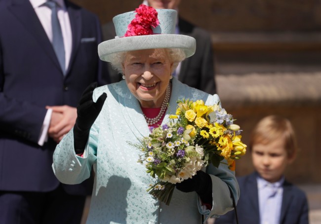 Королева Елизавета II и Кейт Миддлтон поздравили женщин с Днем матери: фото