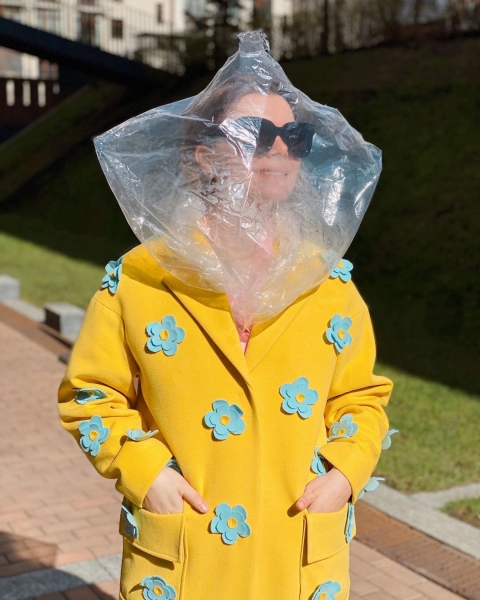 Брухунова гуляет по улице с полиэтиленовым пакетом на голове