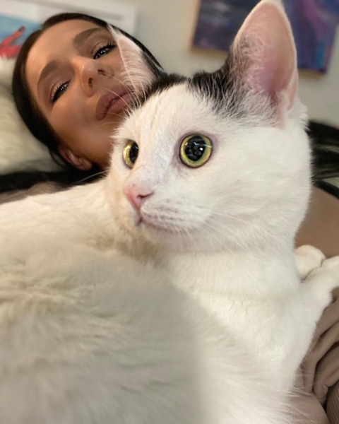 Чтобы нравиться котам: певица Елка делает дома макияж и зарядку