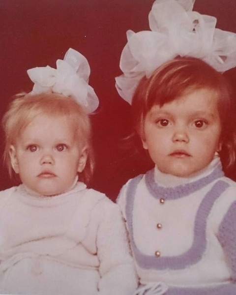 Папа Ассоль выложил ее детские фото с сестренкой