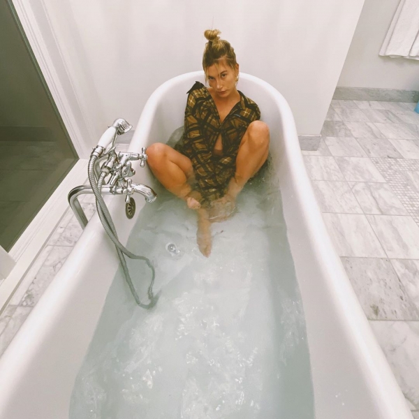 Все для мужа: Хейли Бибер устроила пикантную фотосессию в ванной