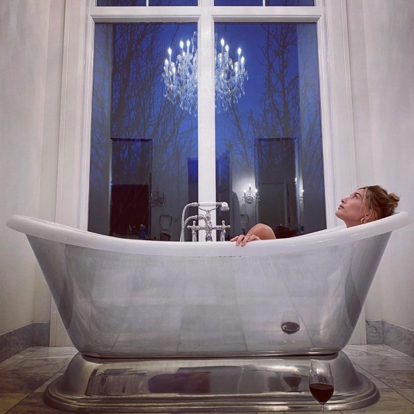 Все для мужа: Хейли Бибер устроила пикантную фотосессию в ванной