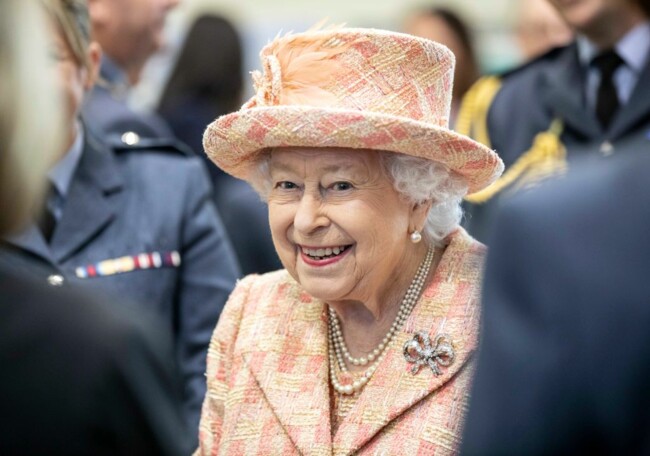 Елизавета II не появится на публике до осени 2020 года - СМИ 