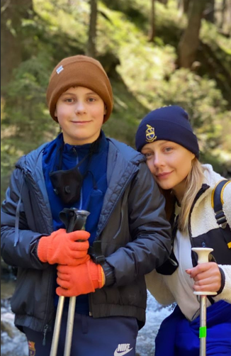 Тина Кароль с сыном покорили самую высокую гору в Украине: видео