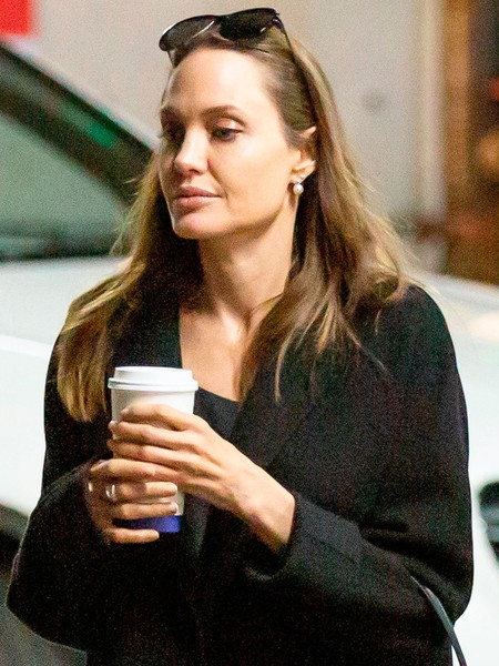 Феофилактова переборщила с ретушью и стала похожа на Джоли