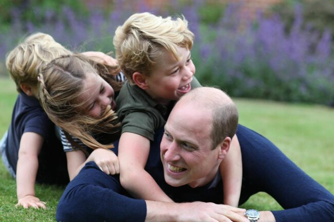 Семейная идиллия: Кейт Миддлтон сделала трогательные снимки принца Уильяма с тремя детьми