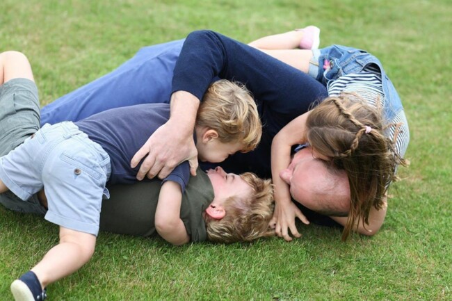 Семейная идиллия: Кейт Миддлтон сделала трогательные снимки принца Уильяма с тремя детьми