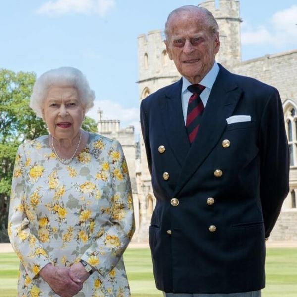 В честь 99-летия принца Филиппа: дворец опубликовал новый снимок Елизаветы II с мужем 