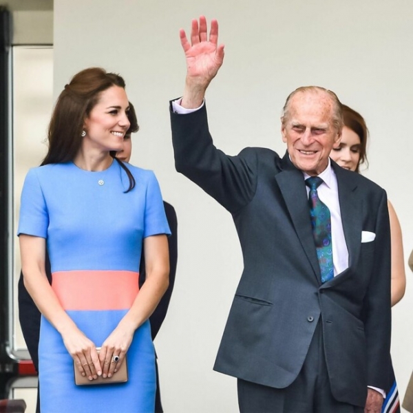 В честь 99-летия принца Филиппа: дворец опубликовал новый снимок Елизаветы II с мужем 