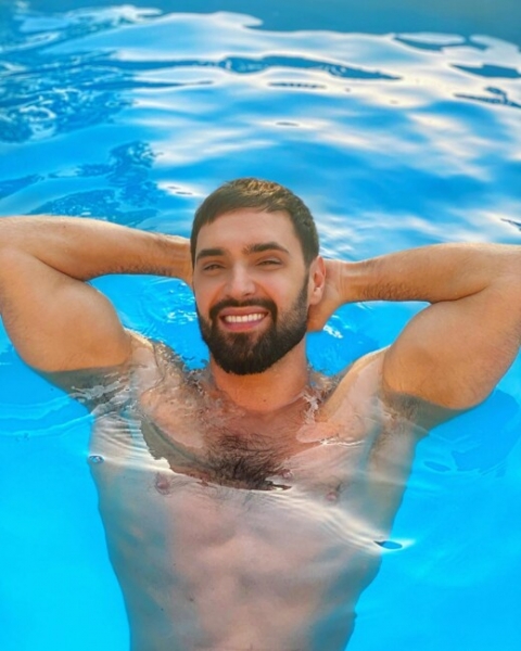 Виталий Козловский продемонстрировал мускулистое тело в бассейне - фото