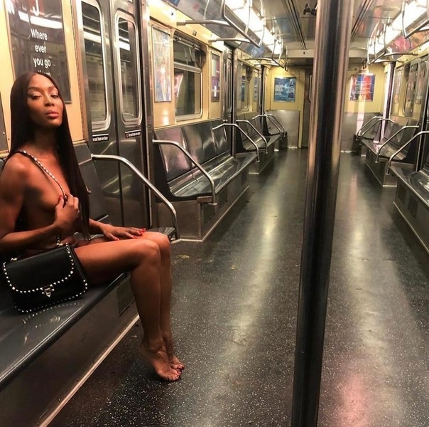Голая Наоми Кэмпбелл сфотографировалась в вагоне метро
