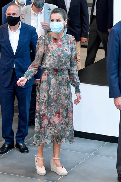 Королева Испании вышла в свет в платье из масс-маркета, которое уже надевала