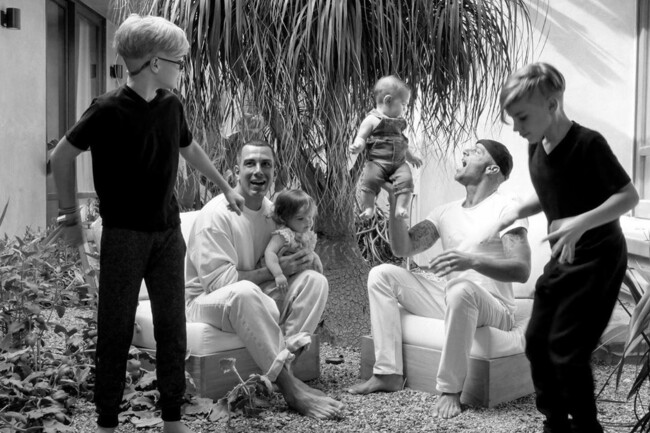 Вся семья в сборе: Рики Мартин с мужем впервые показали всех своих детей на одном фото 
