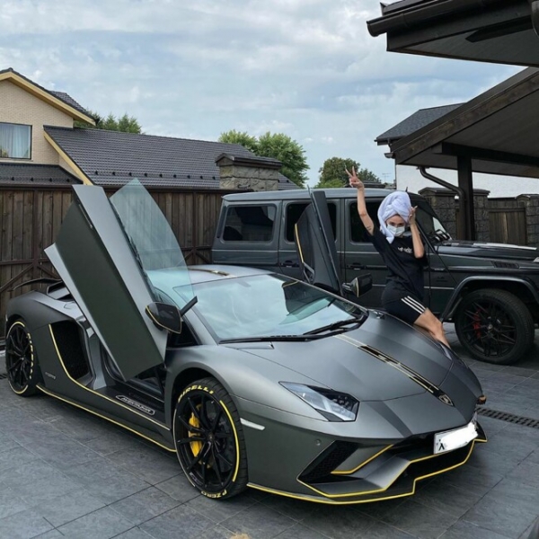 Звезда "Орла и решки" Настя Ивлеева похвасталась покупкой Lamborghini: фото