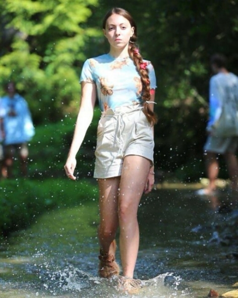 15-летняя дочь Оли Поляковой обрела новый модельный опыт и дефилировала в холодной воде
