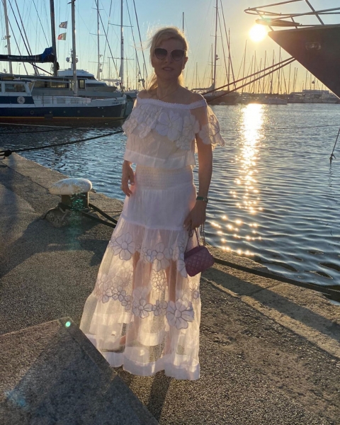 58-летняя жена Малинина выгуляла полупрозрачное платье