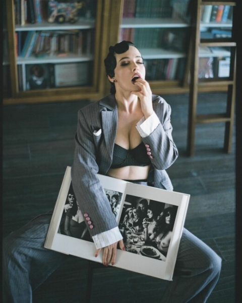 Даша Астафьева устроила эротичную фотосессию в библиотеке
