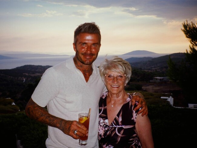 Дэвид Бекхэм умилил фанатов редким снимком со своей мамой на курорте - фото