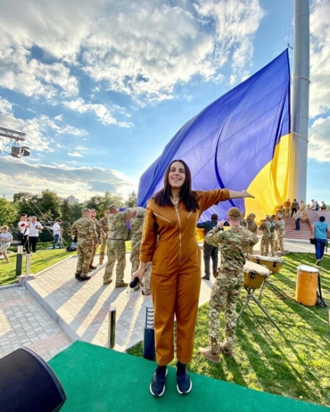 Джамала, Вакарчук, Сумская и другие: звезды поздравляют украинцев с Днем флага