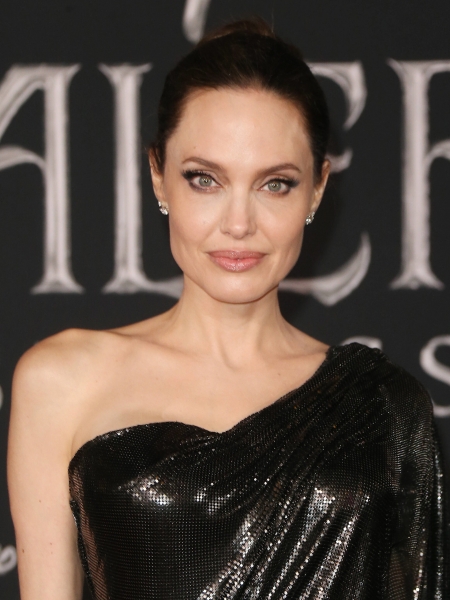 Джоли ходит за покупками в идеальном черном платье