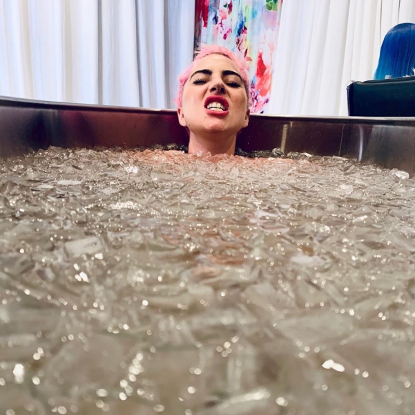 Леди Гага снялась обнаженной в ванне с кубиками льда