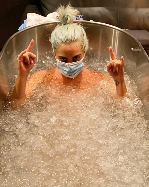 Леди Гага снялась обнаженной в ванне с кубиками льда