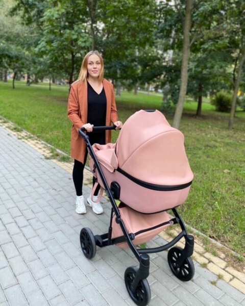 Alyosha показала милое фото с прогулки с новорожденной дочкой