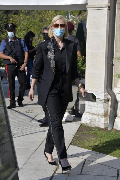 Аризона Мьюз, Тильда Суинтон и другие звезды в масках на Венецианском фестивале