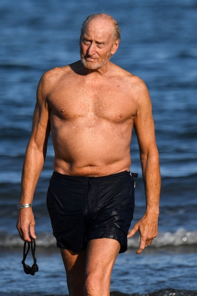 Голый торс и таинственная блондинка: 73-летнего Ланнистера подловили на пляже
