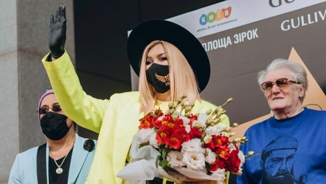 Ирина Билык в компании Коляденко получила именную звезду в центре Киева