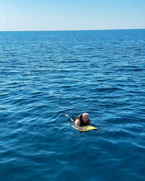 Как выглядит 74-летний Петросян в одних плавках и спасательном жилете